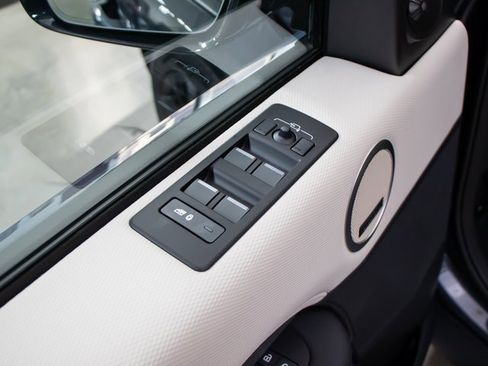 Certified 2025 Land Rover Discovery Dynamic SE image 14