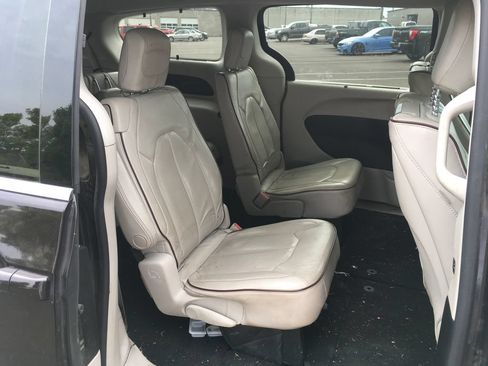Used 2017 Chrysler Pacifica Limited FWD image 8