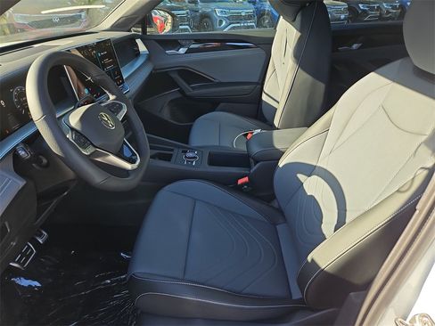 New 2025 Volkswagen Tiguan SE R-Line image 18