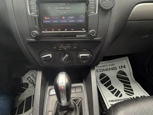 Used 2017 Volkswagen Jetta SE FWD image 13