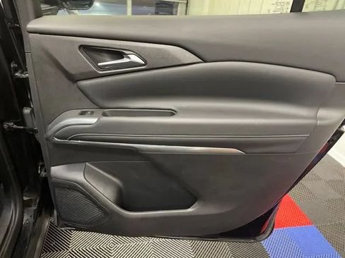 Used 2025 Chevrolet Traverse LT FWD image 21