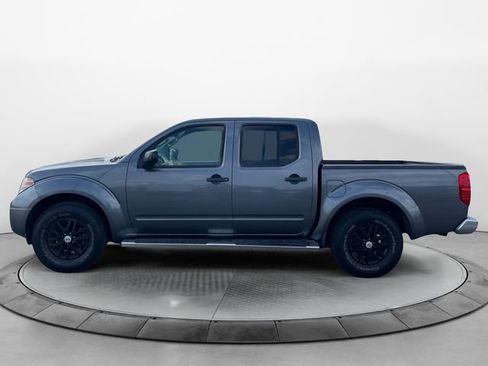 Used 2016 Nissan Frontier SV image 2