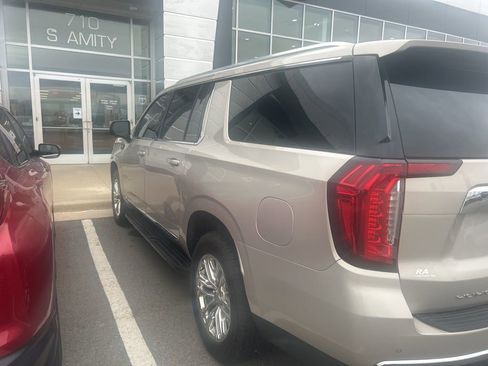 Used 2021 GMC Yukon XL SLT w/ SLT Premium Package image 8