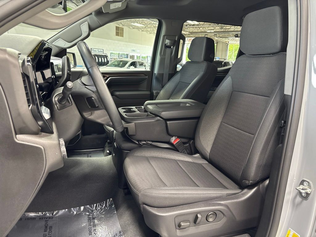 Used 2024 Chevrolet Silverado 1500 LT AWD/4WD image 9