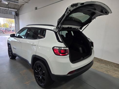Used 2025 Jeep Compass Latitude w/ Convenience Group AWD/4WD image 4