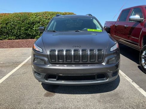 Used 2017 Jeep Cherokee Sport FWD image 2