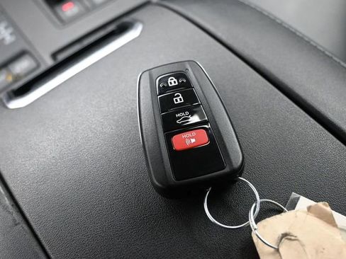 Used 2022 Toyota Highlander XLE image 19