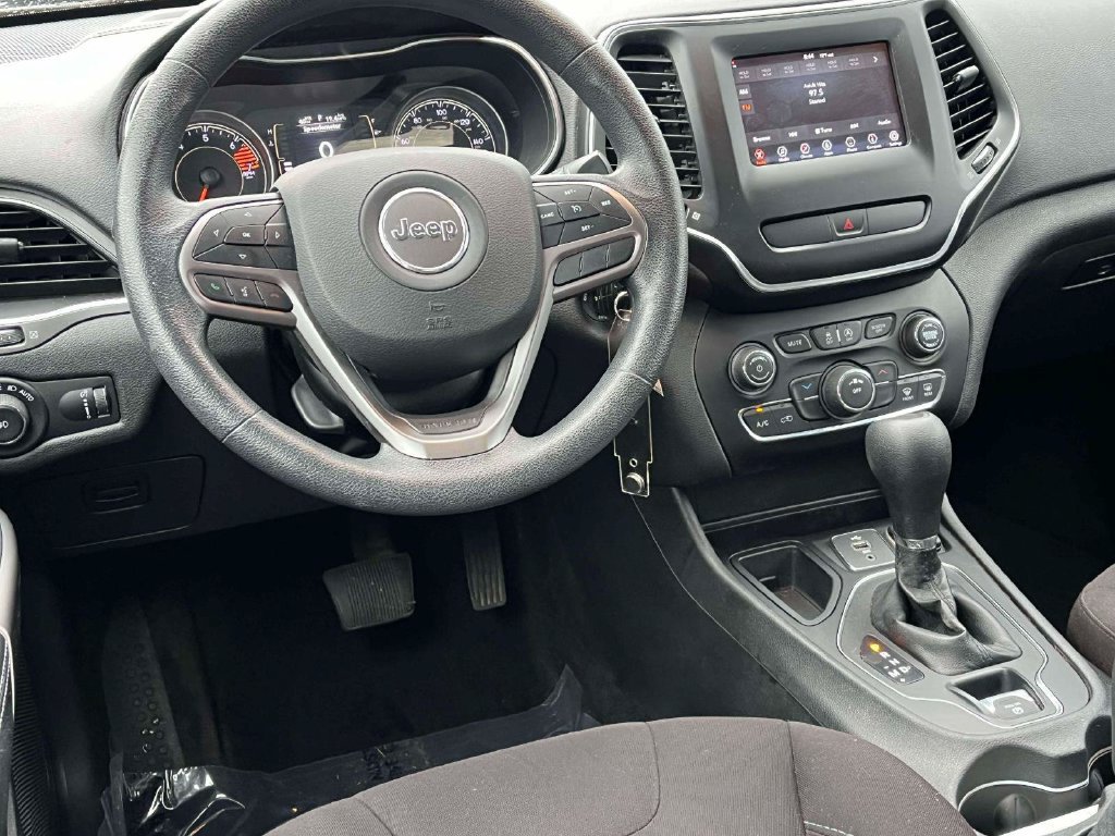 Used 2019 Jeep Cherokee Latitude w/ Popular Appearance Group FWD image 2