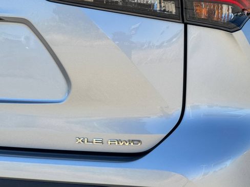 Used 2023 Toyota Highlander XLE AWD/4WD image 12