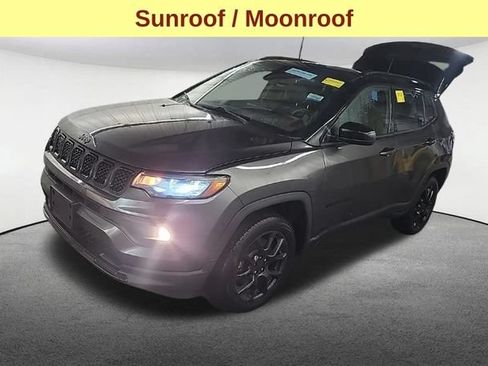 Used 2023 Jeep Compass Latitude w/ Sun and Sound Group AWD/4WD image 4