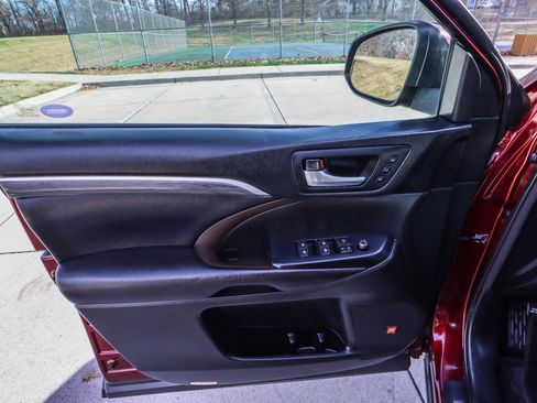 Used 2017 Toyota Highlander Limited image 37