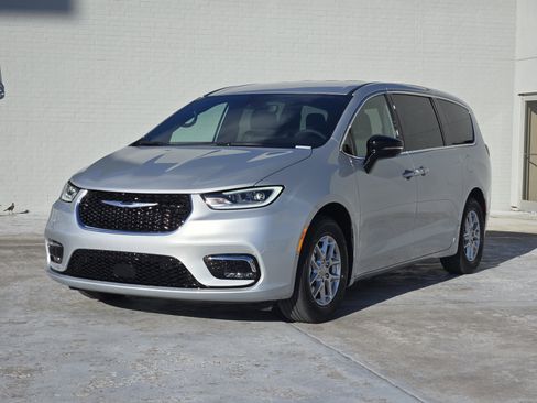 New 2026 Chrysler Pacifica Select image 2
