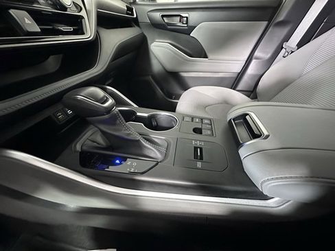 Used 2023 Toyota Highlander LE image 29