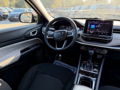 Used 2023 Jeep Compass Sport image 31