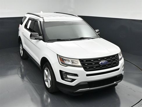 Used 2017 Ford Explorer XLT w/ Equipment Group 201A AWD/4WD image 21