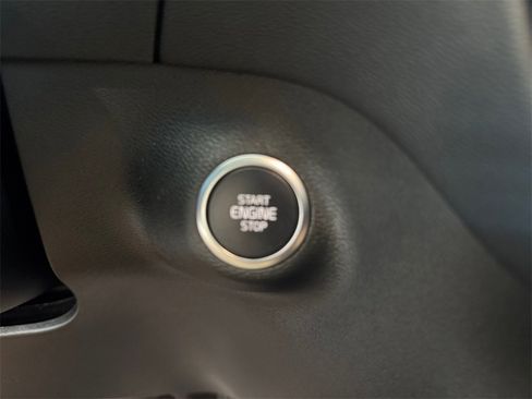 Certified 2025 Volvo XC40 B5 Core image 17