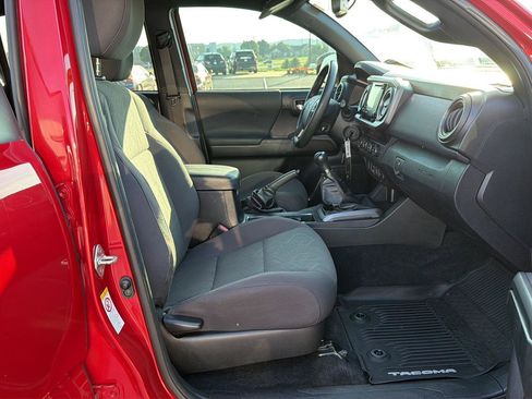Used 2018 Toyota Tacoma TRD Sport AWD/4WD image 13