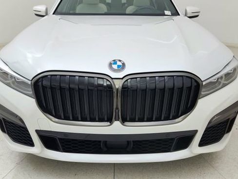 Used 2022 BMW 740i w/ M Sport Package image 8