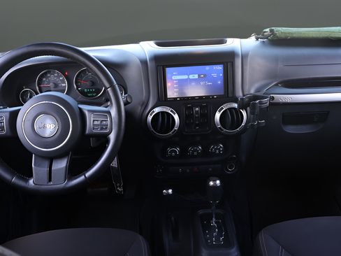 Used 2015 Jeep Wrangler Unlimited Sahara w/ Connectivity Group AWD/4WD image 16