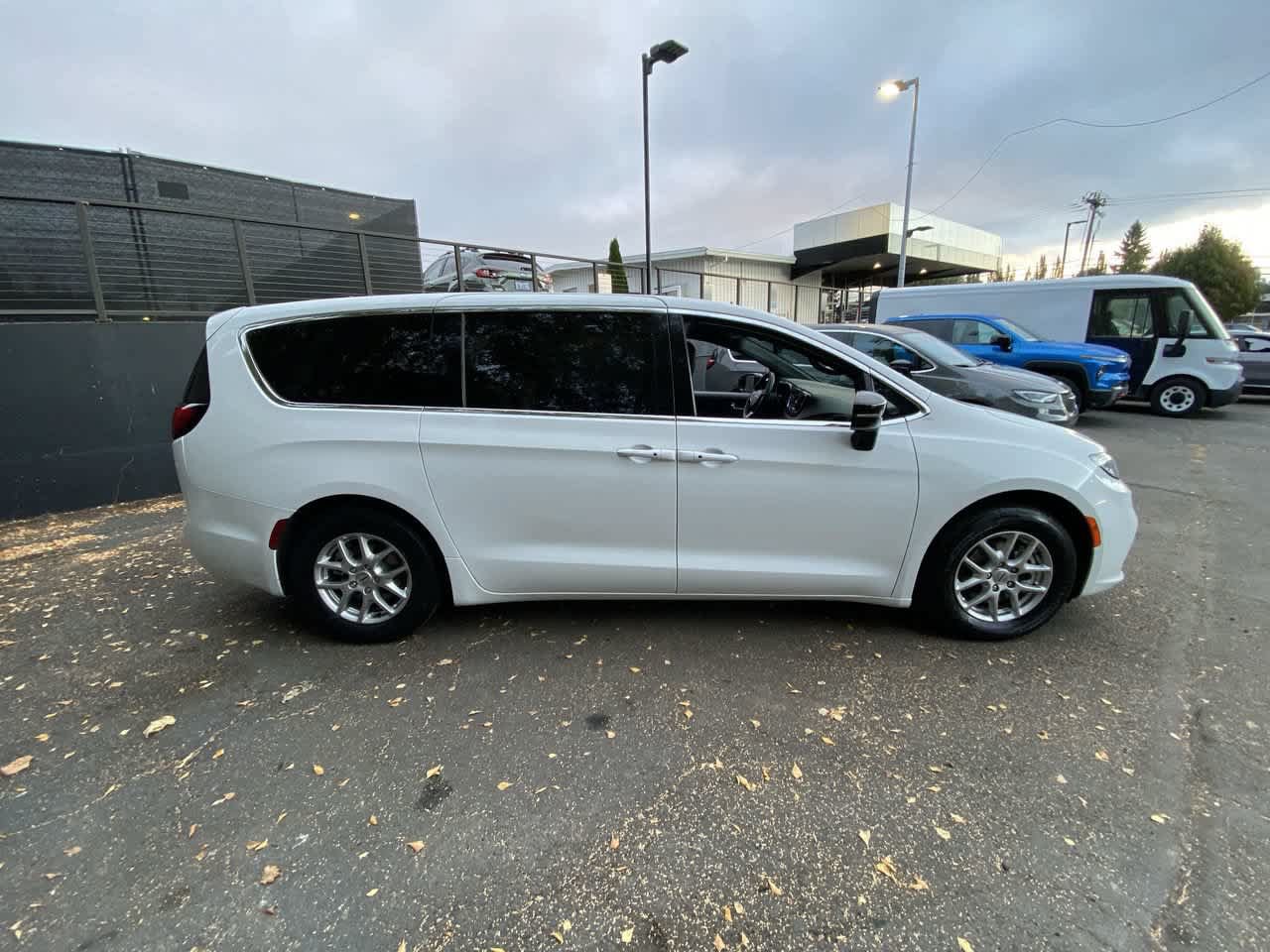 Used 2025 Chrysler Pacifica Select FWD image 7