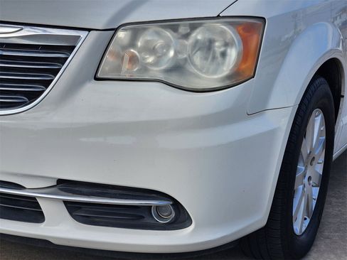 Used 2011 Chrysler Town & Country Touring-L image 9