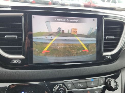 Used 2025 Chrysler Pacifica Select FWD image 18