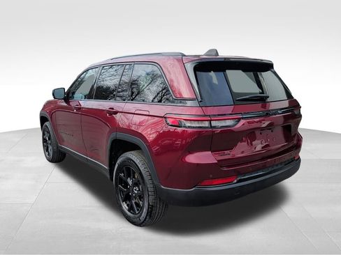 Used 2025 Jeep Grand Cherokee Altitude image 3