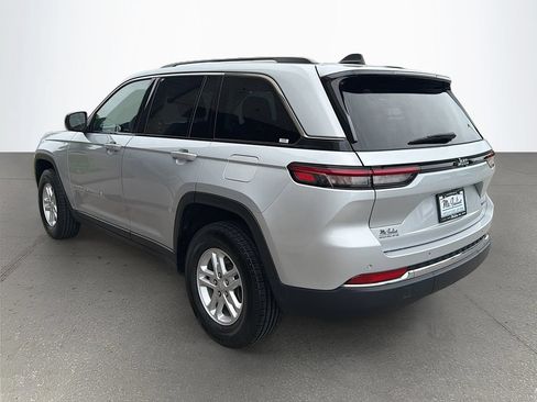 Used 2024 Jeep Grand Cherokee Laredo RWD image 6