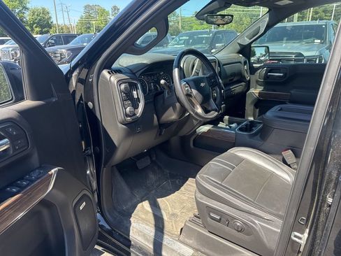 Used 2019 Chevrolet Silverado 1500 High Country w/ Technology Package AWD/4WD image 9