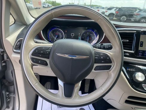 Used 2020 Chrysler Pacifica Limited FWD image 23