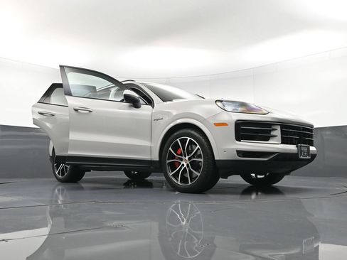 Certified 2025 Porsche Cayenne S AWD/4WD image 38