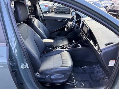 Used 2023 Kia Niro EX image 9