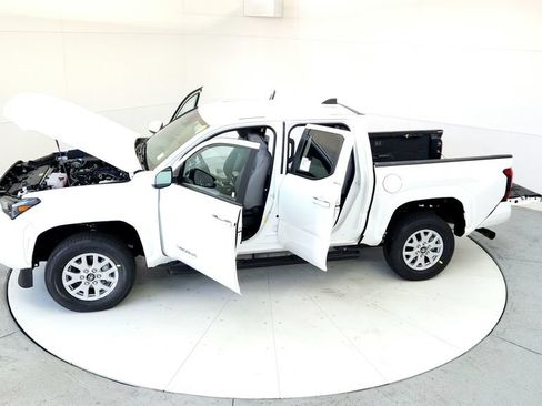 Used 2025 Toyota Tacoma SR5 AWD/4WD image 18