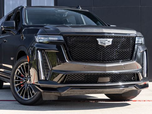 Used 2024 Cadillac Escalade ESV V AWD/4WD image 5