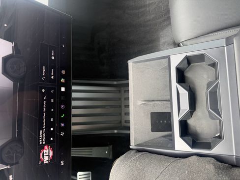 Used 2024 Tesla Cybertruck AWD Crew Cab image 23