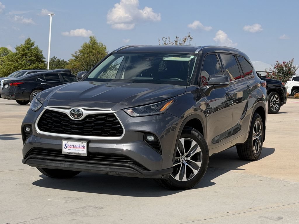 Used 2021 Toyota Highlander XLE FWD image 2