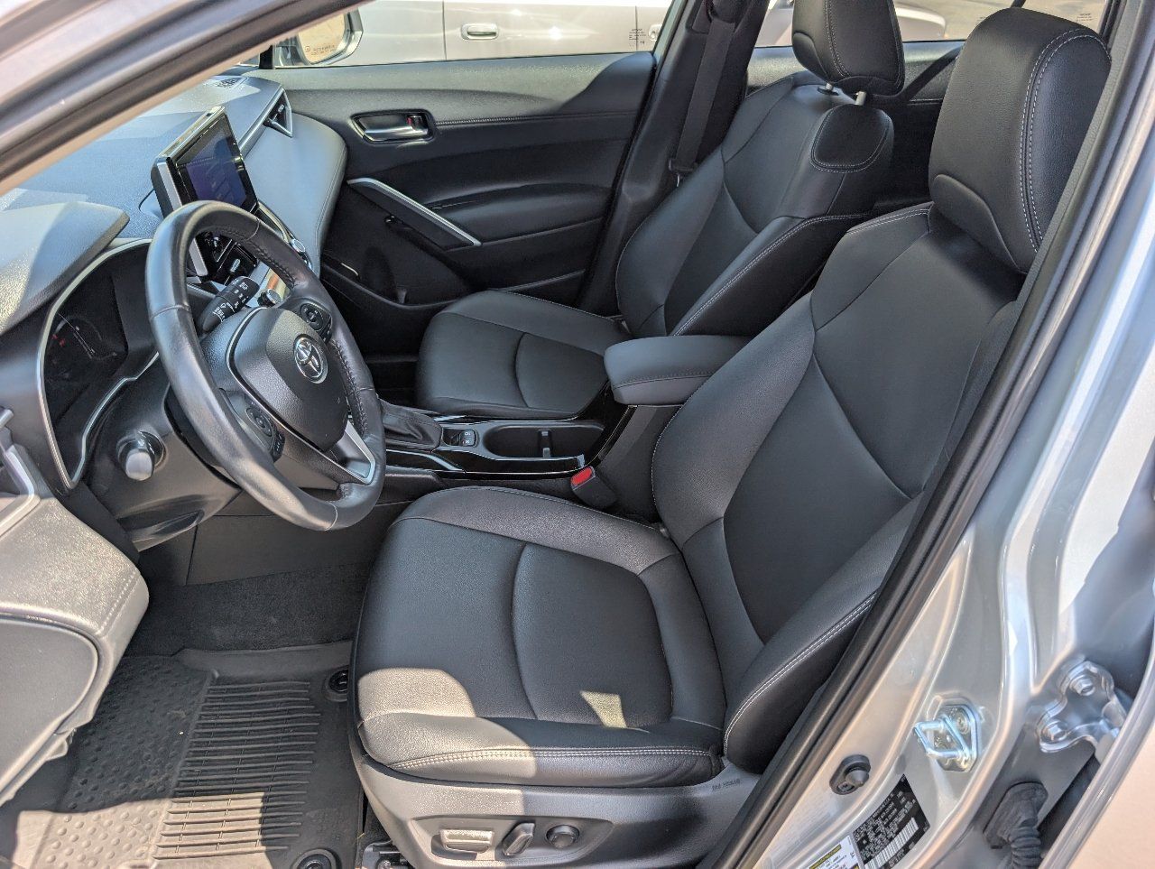 Used 2023 Toyota Corolla Cross XLE w/ Convenience Package FWD image 2