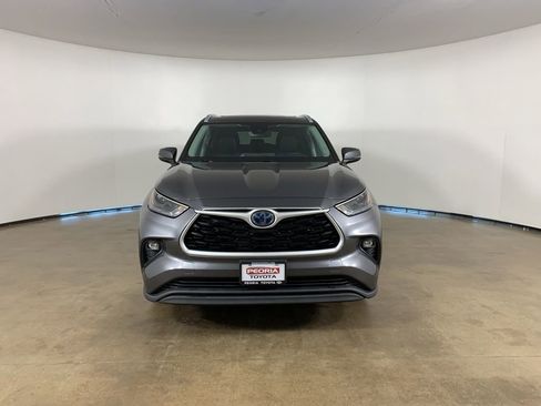 Used 2023 Toyota Highlander XLE AWD/4WD image 3