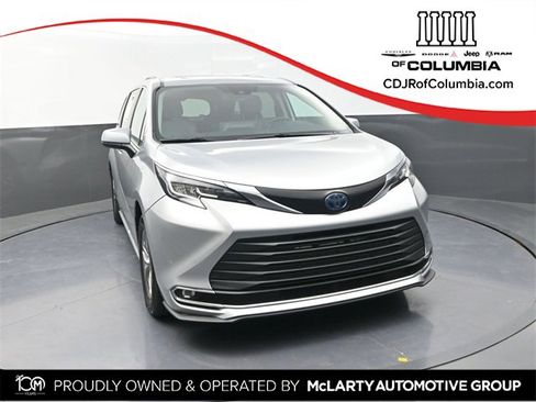 Used 2023 Toyota Sienna XLE image 1