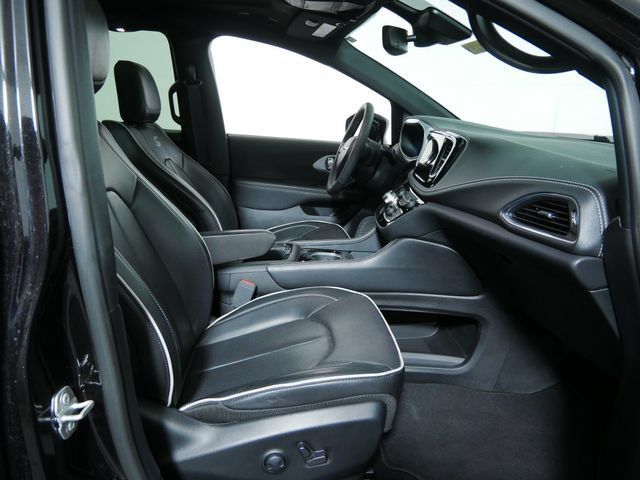 Certified 2025 Chrysler Pacifica Limited FWD image 12