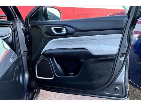 Used 2024 Jeep Compass Latitude image 20