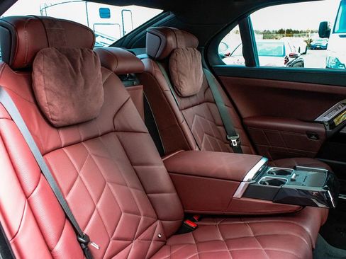 Used 2024 BMW i7 xDrive60 image 42