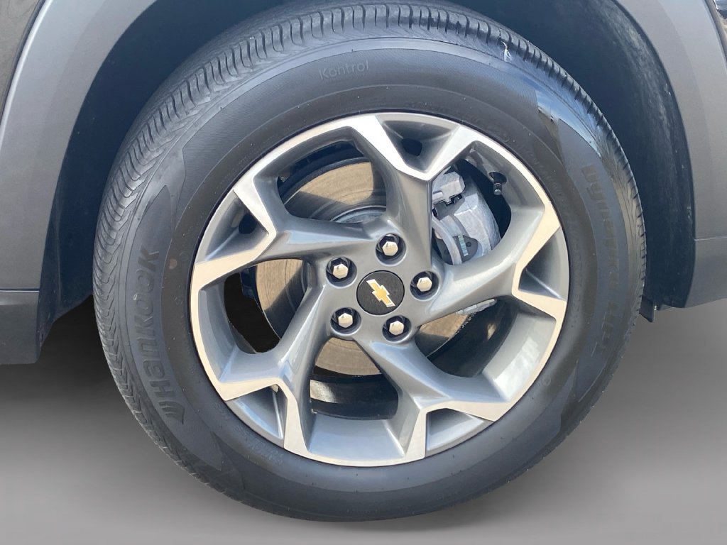 Used 2024 Chevrolet Trax LT w/ Sunroof Package FWD image 9