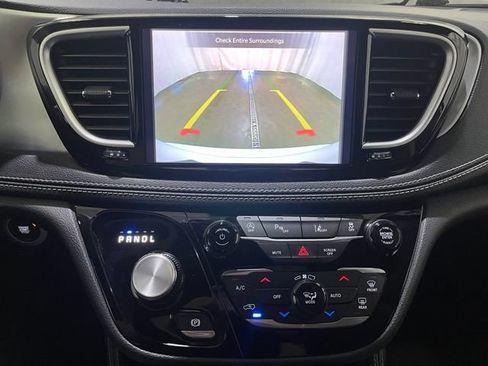 Used 2025 Chrysler Pacifica Limited FWD image 21