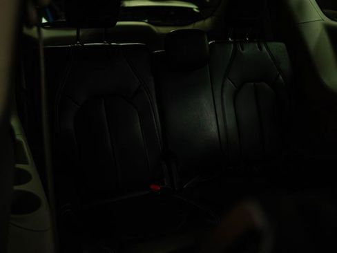 Used 2024 Chrysler Pacifica Limited FWD image 11