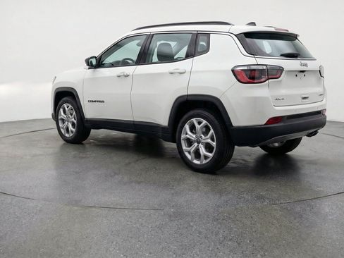Used 2025 Jeep Compass Latitude AWD/4WD image 6