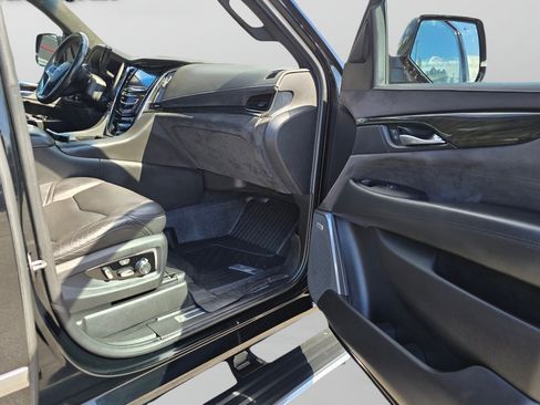 Used 2018 Cadillac Escalade ESV Platinum AWD/4WD image 31