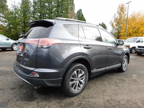 Used 2018 Toyota RAV4 LE Plus image 2