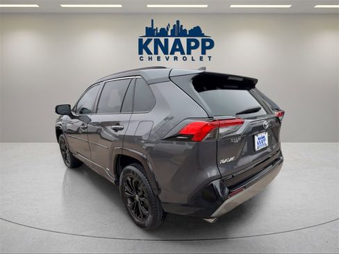 Used 2022 Toyota RAV4 SE image 3