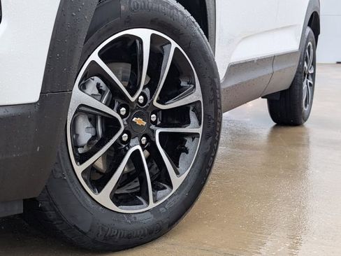 Used 2025 Chevrolet TrailBlazer LT FWD image 2